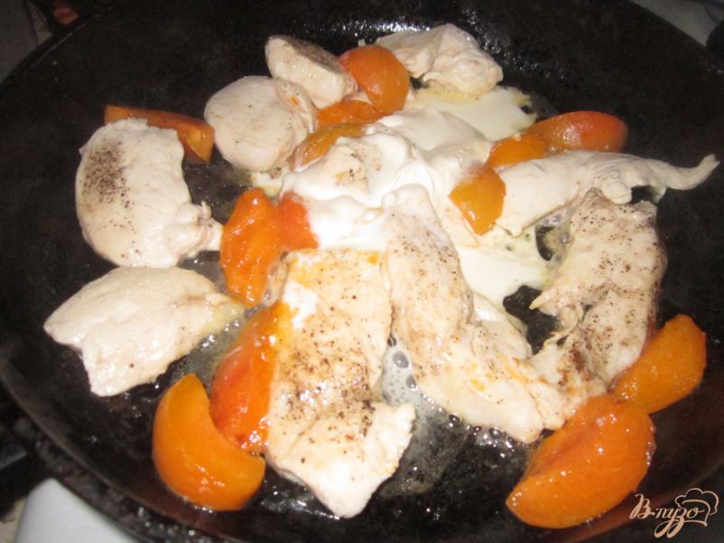 Фото приготовление рецепта: Куриное филе с абрикосами шаг №5