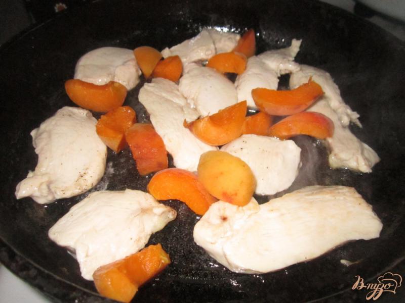 Фото приготовление рецепта: Куриное филе с абрикосами шаг №4