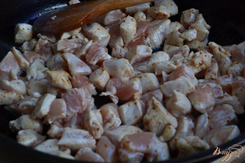 Фото приготовление рецепта: Куриное мясо со сладким перцем шаг №2
