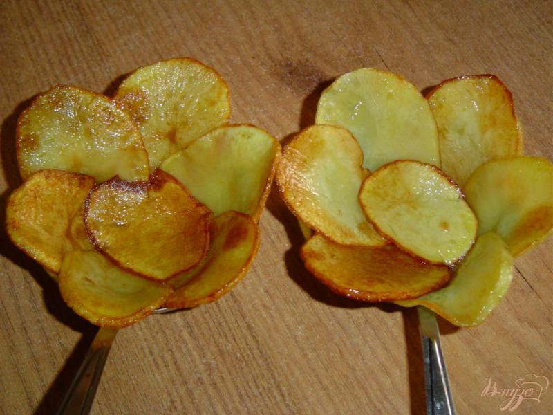 Фото приготовление рецепта: Яичница с картофелем «Цветок» шаг №3