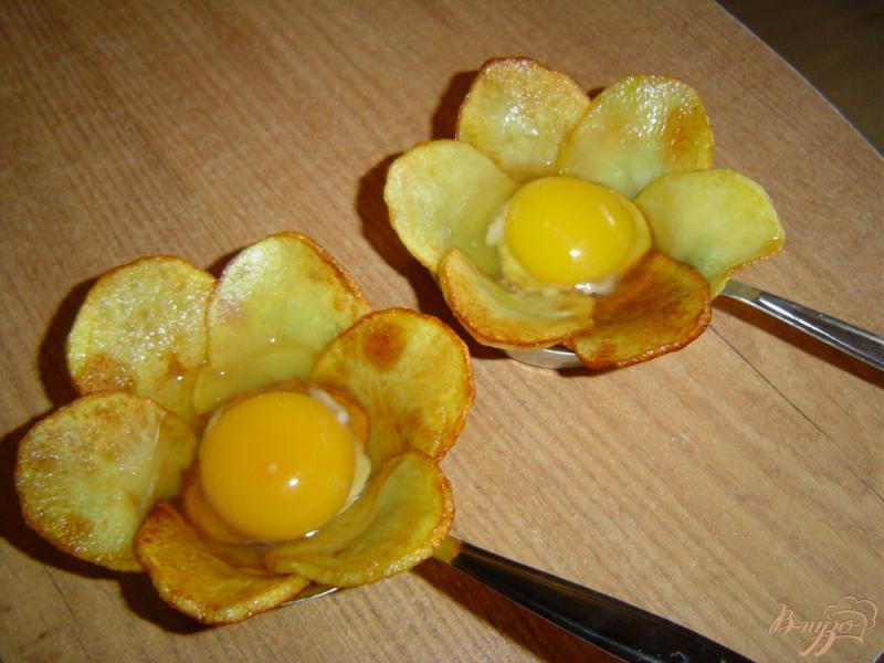 Фото приготовление рецепта: Яичница с картофелем «Цветок» шаг №4