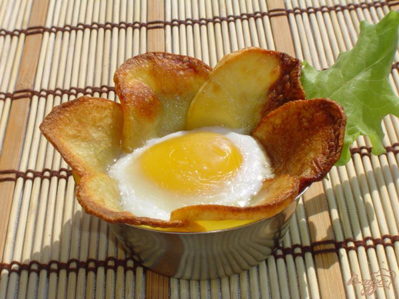 Фото приготовление рецепта: Яичница с картофелем «Цветок» шаг №5