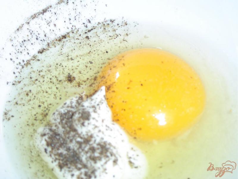 Фото приготовление рецепта: Яичный завтрак в помидорах шаг №3