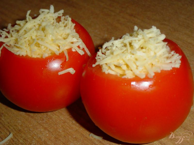 Фото приготовление рецепта: Яичный завтрак в помидорах шаг №6
