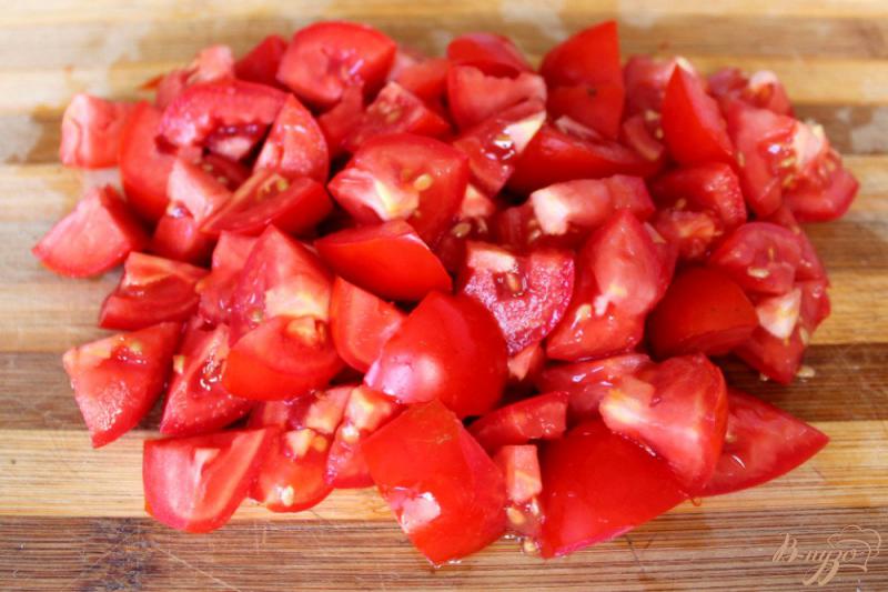 Фото приготовление рецепта: Салат из печеного баклажана с брынзой и помидором шаг №3
