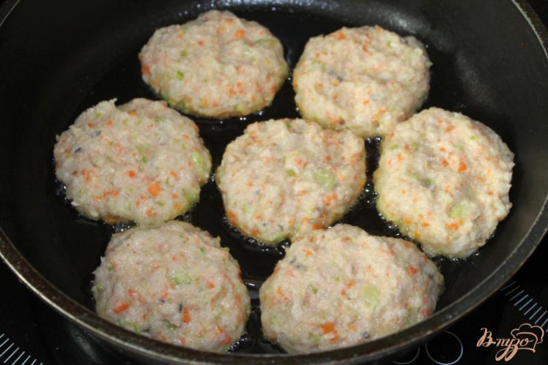 Фото приготовление рецепта: Рыбные котлеты с овощами и сыром шаг №4