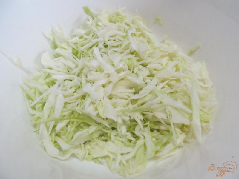 Фото приготовление рецепта: Сердечный салат из капусты шаг №2