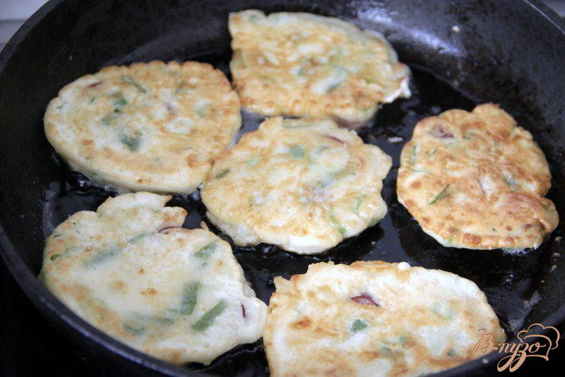 Фото приготовление рецепта: Оладьи с зеленым луком, охотничьими колбасками и пармезаном шаг №6