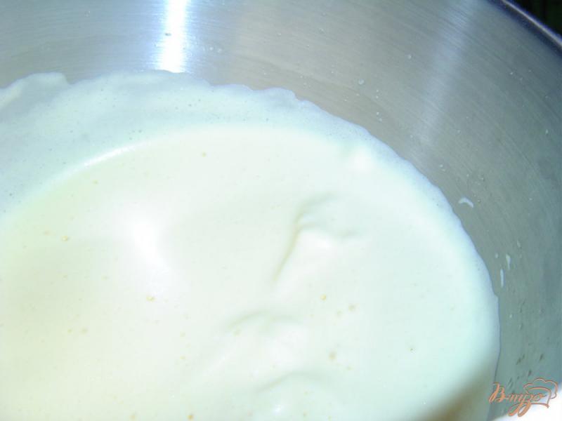 Фото приготовление рецепта: Десертный омлет с клубникой шаг №3