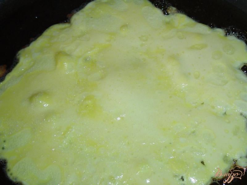 Фото приготовление рецепта: Десертный омлет с клубникой шаг №4