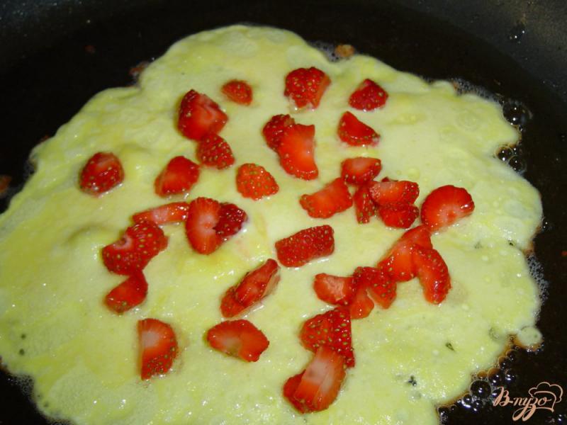 Фото приготовление рецепта: Десертный омлет с клубникой шаг №5