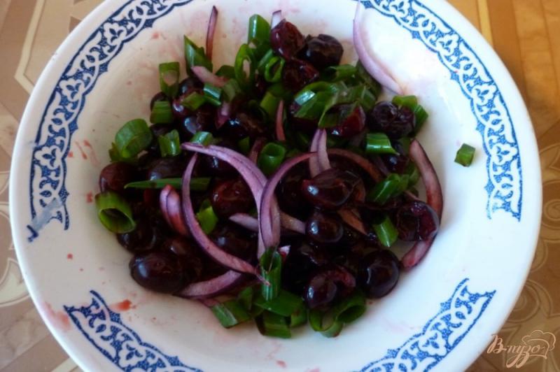 Фото приготовление рецепта: Салат из вишни с луком шаг №3