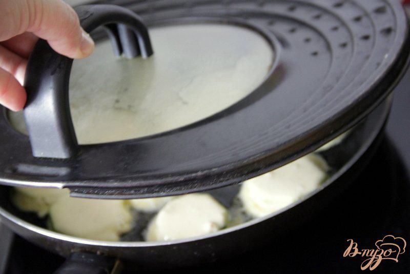 Фото приготовление рецепта: Цуккини в сметанном кляре под чесночной заливкой шаг №5