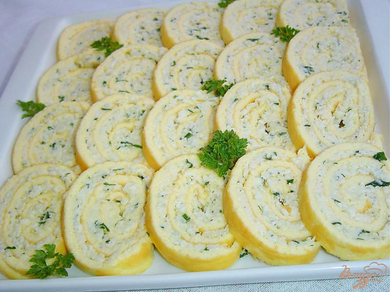 Фото приготовление рецепта: Яичный рулет с сыром и зеленью шаг №7
