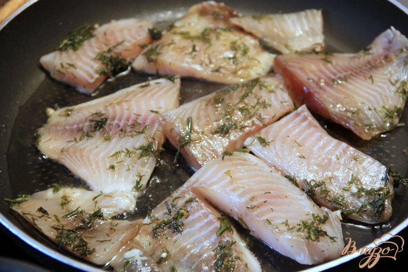 Фото приготовление рецепта: Рыбка с томатно-кабачковой сальсой шаг №9