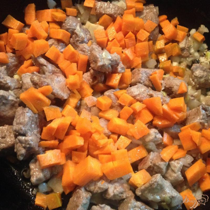 Фото приготовление рецепта: Плов из свинины с морковным соком шаг №3