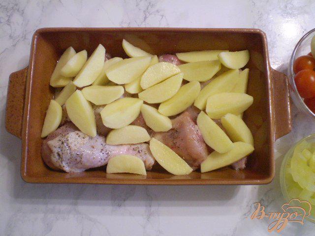 Фото приготовление рецепта: Курица с картофелем и помидорами черри шаг №3