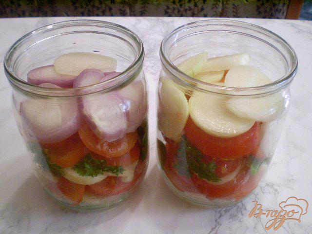 Фото приготовление рецепта: Салат из помидоров с луком и чесноком шаг №3