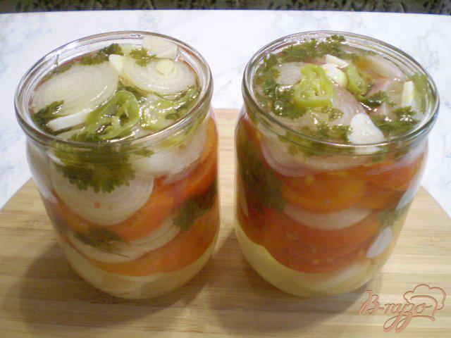 Фото приготовление рецепта: Салат из помидоров с луком и чесноком шаг №6