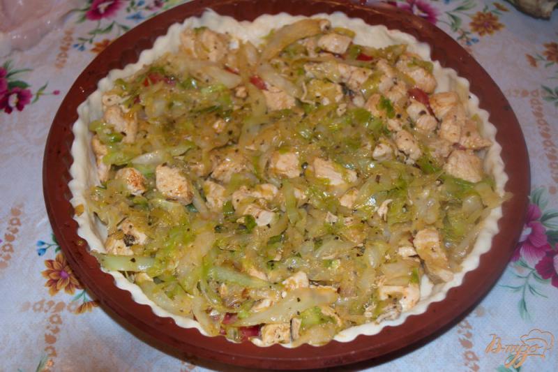 Фото приготовление рецепта: Домашний дрожжевой пирог с начинкой из капусты и курицы шаг №5