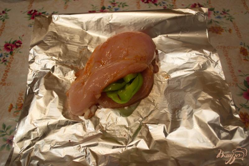 Фото приготовление рецепта: Куриное филе, фаршированное перцем шаг №2