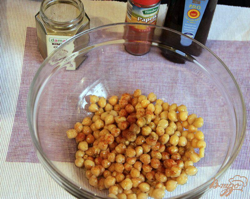 Фото приготовление рецепта: Салат из нута и феты с томатно-редисочной заправкой шаг №1