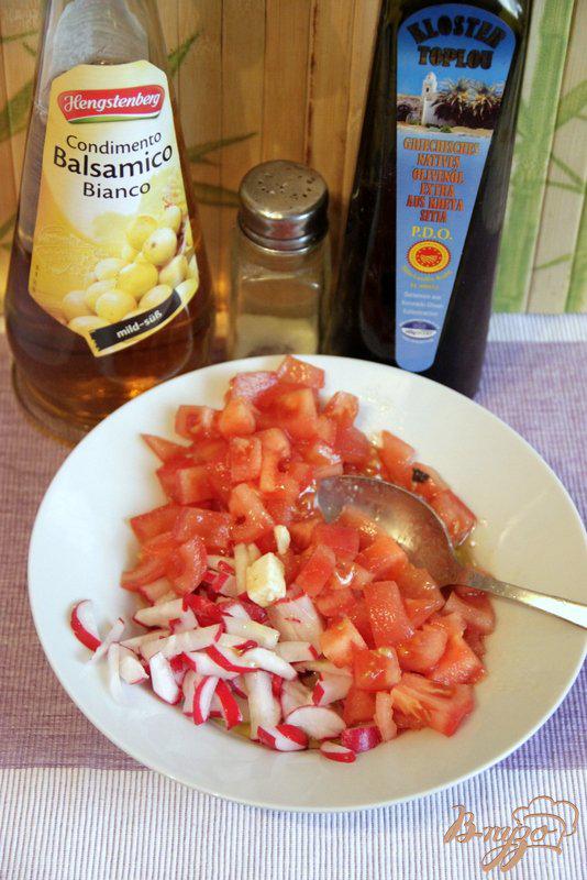 Фото приготовление рецепта: Салат из нута и феты с томатно-редисочной заправкой шаг №3