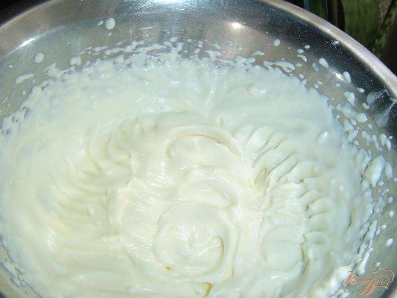 Фото приготовление рецепта: Клубника со сметанно-йогуртовым кремом и шоколадом шаг №3
