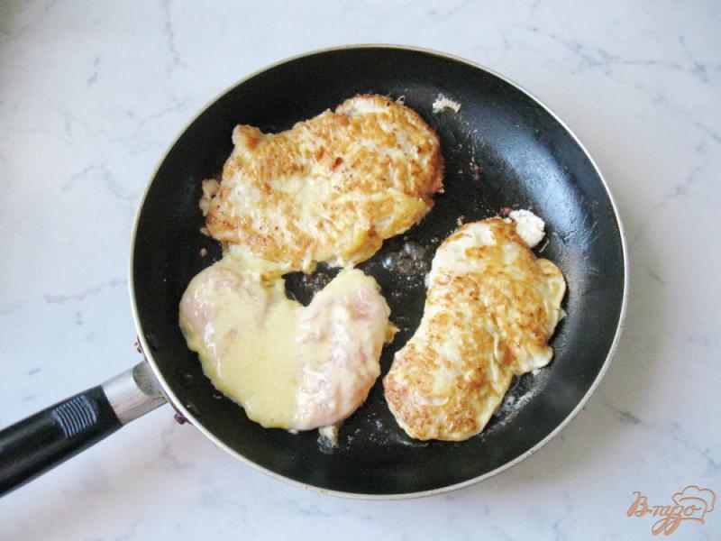 Фото приготовление рецепта: Отбивные из куриной грудки в сметанно-сырном кляре шаг №7