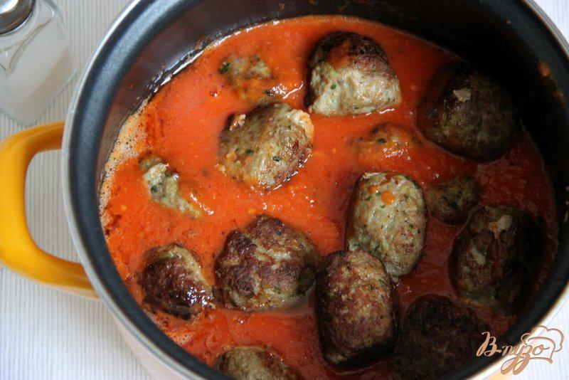 Фото приготовление рецепта: Тефтельки в томатном соусе по-итальянски шаг №8