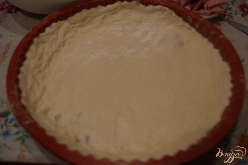 Фото приготовление рецепта: Домашний дрожжевой пирог с капустой, луком-пореем и сосисками шаг №3