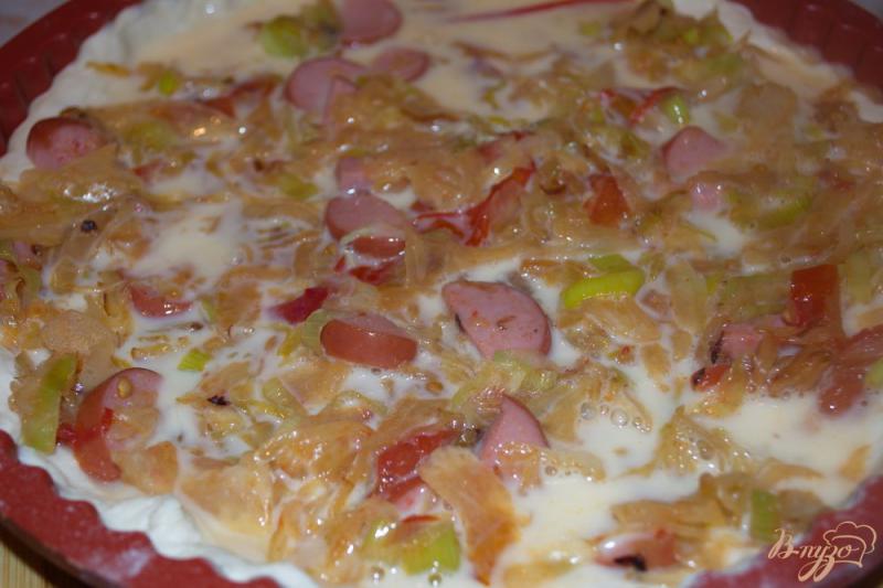 Фото приготовление рецепта: Домашний дрожжевой пирог с капустой, луком-пореем и сосисками шаг №7