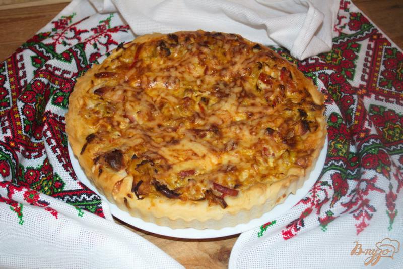 Фото приготовление рецепта: Домашний дрожжевой пирог с капустой, луком-пореем и сосисками шаг №9