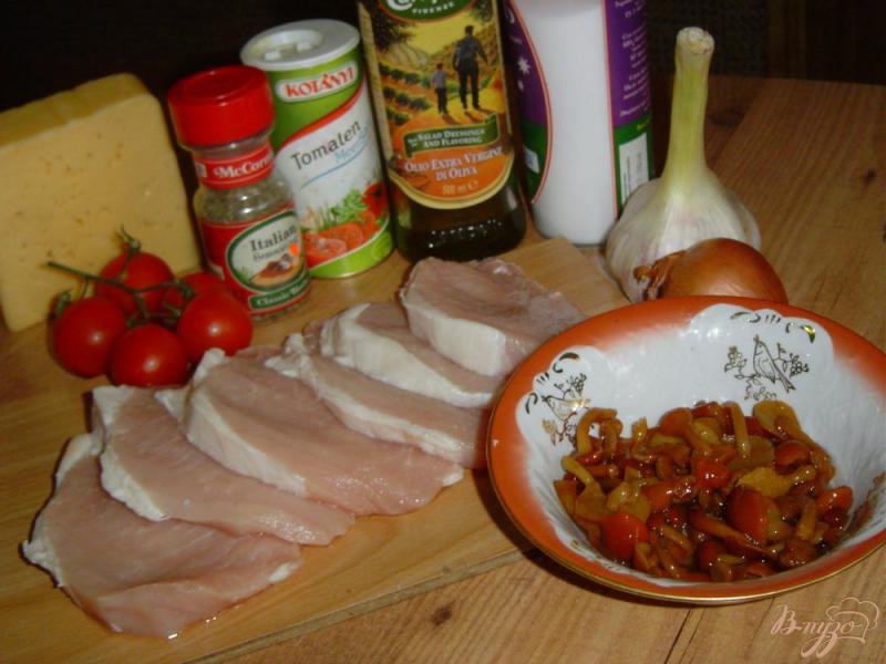 Фото приготовление рецепта: Свинина с помидорами, опятами под сыром шаг №1