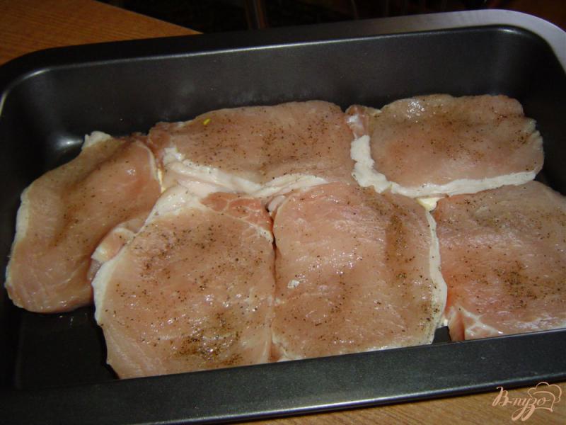 Фото приготовление рецепта: Свинина с помидорами, опятами под сыром шаг №2