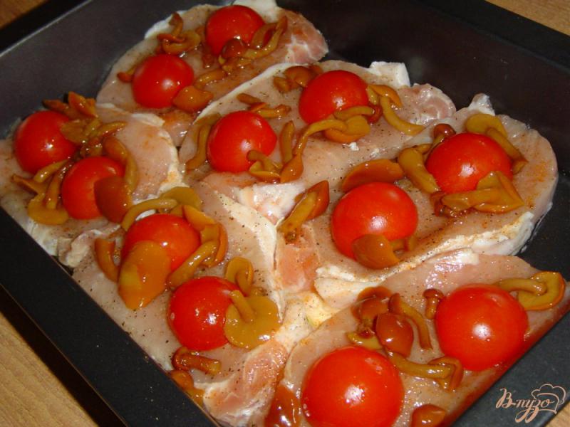 Фото приготовление рецепта: Свинина с помидорами, опятами под сыром шаг №4
