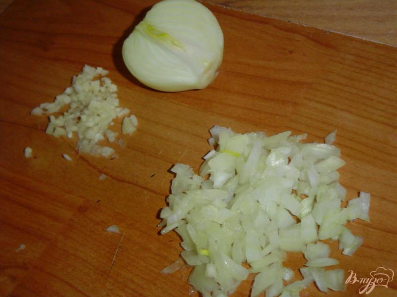 Фото приготовление рецепта: Свинина с помидорами, опятами под сыром шаг №5