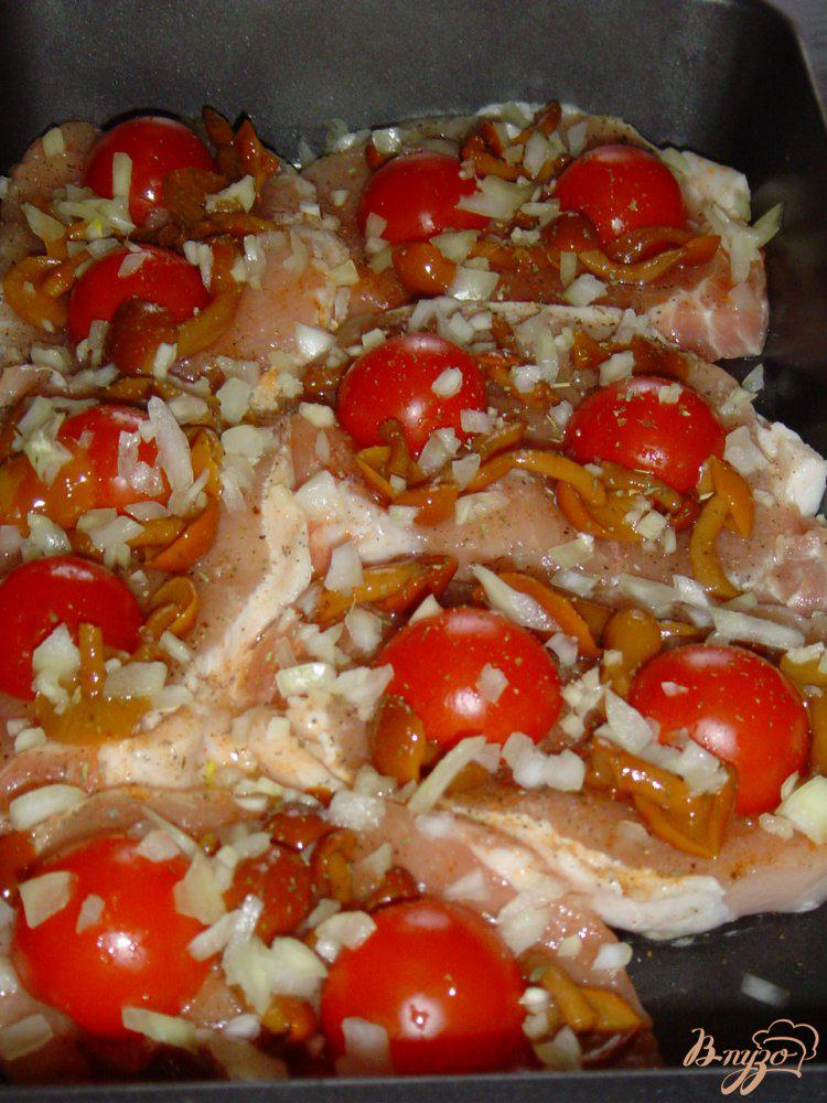 Фото приготовление рецепта: Свинина с помидорами, опятами под сыром шаг №6