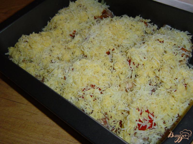 Фото приготовление рецепта: Свинина с помидорами, опятами под сыром шаг №7