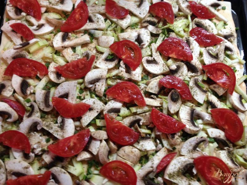Фото приготовление рецепта: Овощная пицца с грибами и сыром шаг №9