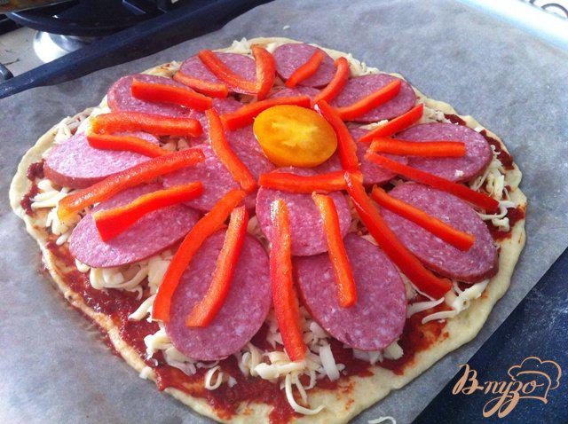 Фото приготовление рецепта: Пицца с салями и перцем шаг №7