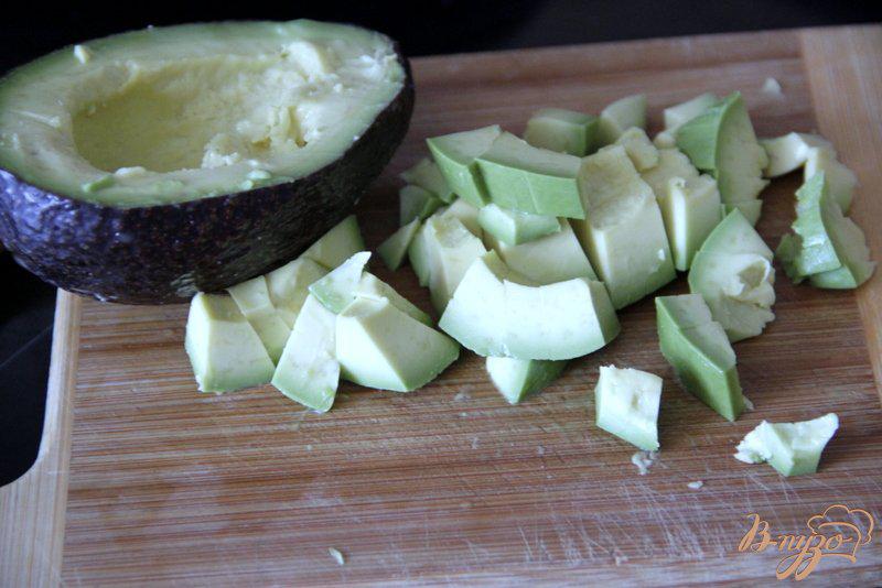 Фото приготовление рецепта: Салат  из авокадо и огурца под  соево-лимонным соусом шаг №3
