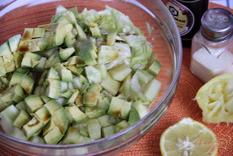 Фото приготовление рецепта: Салат  из авокадо и огурца под  соево-лимонным соусом шаг №4