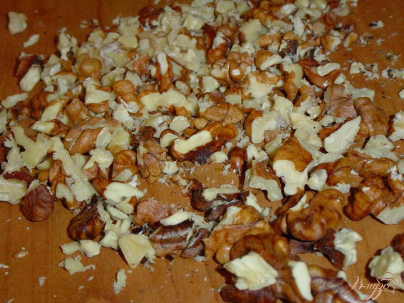 Фото приготовление рецепта: Сливочно-творожный десерт с ягодами,орехами,белым шоколадом шаг №2