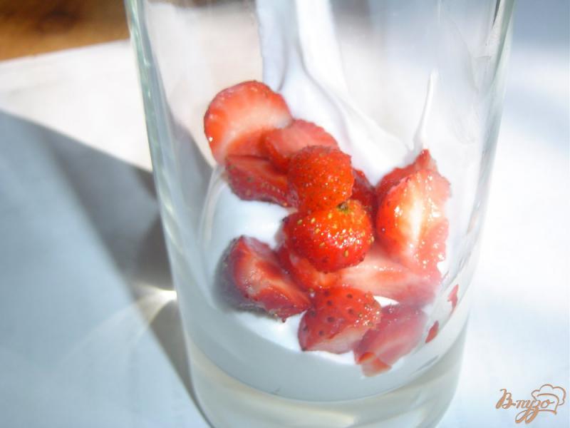 Фото приготовление рецепта: Сливочно-творожный десерт с ягодами,орехами,белым шоколадом шаг №4