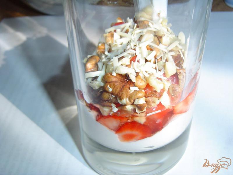 Фото приготовление рецепта: Сливочно-творожный десерт с ягодами,орехами,белым шоколадом шаг №5