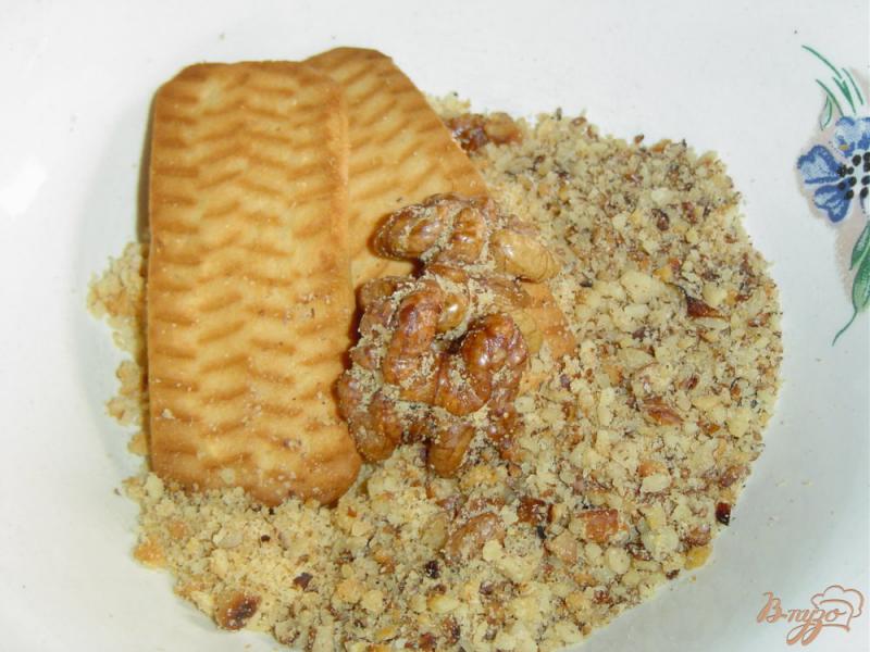 Фото приготовление рецепта: Клубнично-творожный десерт на бисквитно-ореховой основе шаг №1
