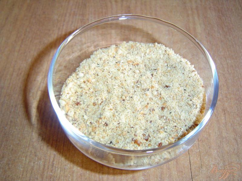 Фото приготовление рецепта: Клубнично-творожный десерт на бисквитно-ореховой основе шаг №3