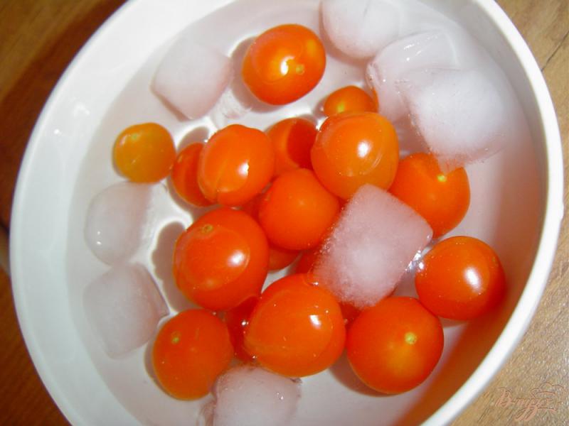 Фото приготовление рецепта: Скумбрия, фаршированная помидорами и креветками шаг №5