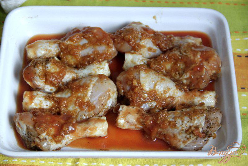 Фото приготовление рецепта: Куриные голени в луково-соевом маринаде шаг №5